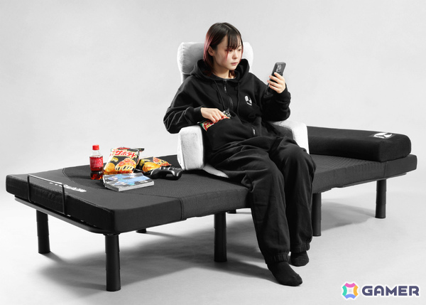 ゲーミング着る毛布「ダメ着」が通年仕様のスウェットに！締め付けゼロの開放感を実現した「ダメ着XVスウェット」が発売の画像2