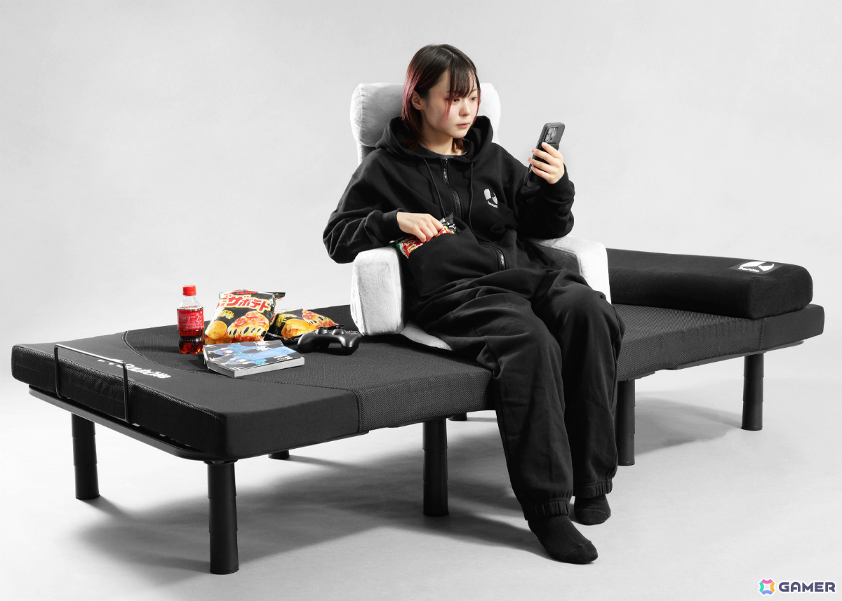 ゲーミング着る毛布「ダメ着」が通年仕様のスウェットに！締め付けゼロの開放感を実現した「ダメ着XVスウェット」が発売の画像