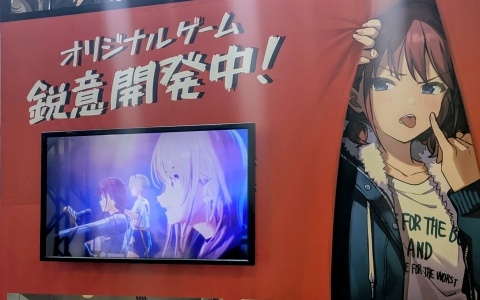「ガルクラ」「ガルリフ」トゲナシトゲアリとCanna Lilyの等身大パネルがデザインされた巨大な壁面展示が登場！裏面にはゲームの新情報も【AnimeJapan 2026】
