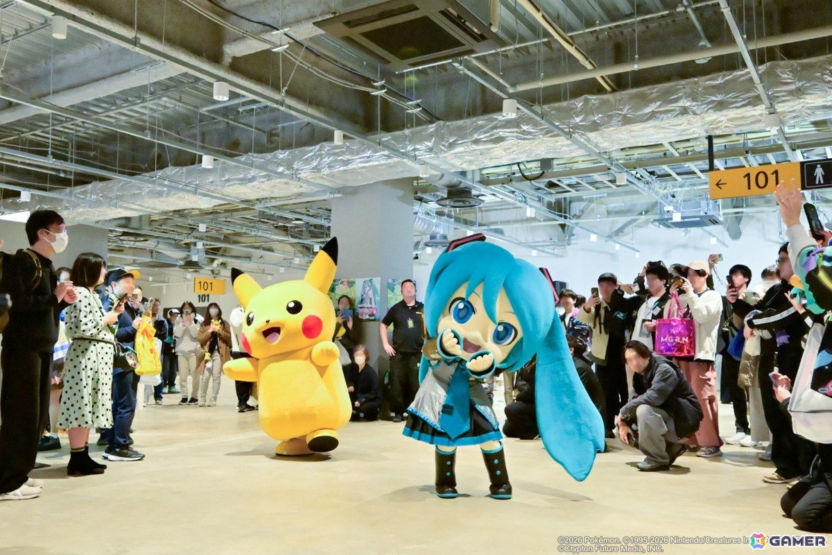 ライブ会場内にサプライズで登場したピカチュウと初音ミク