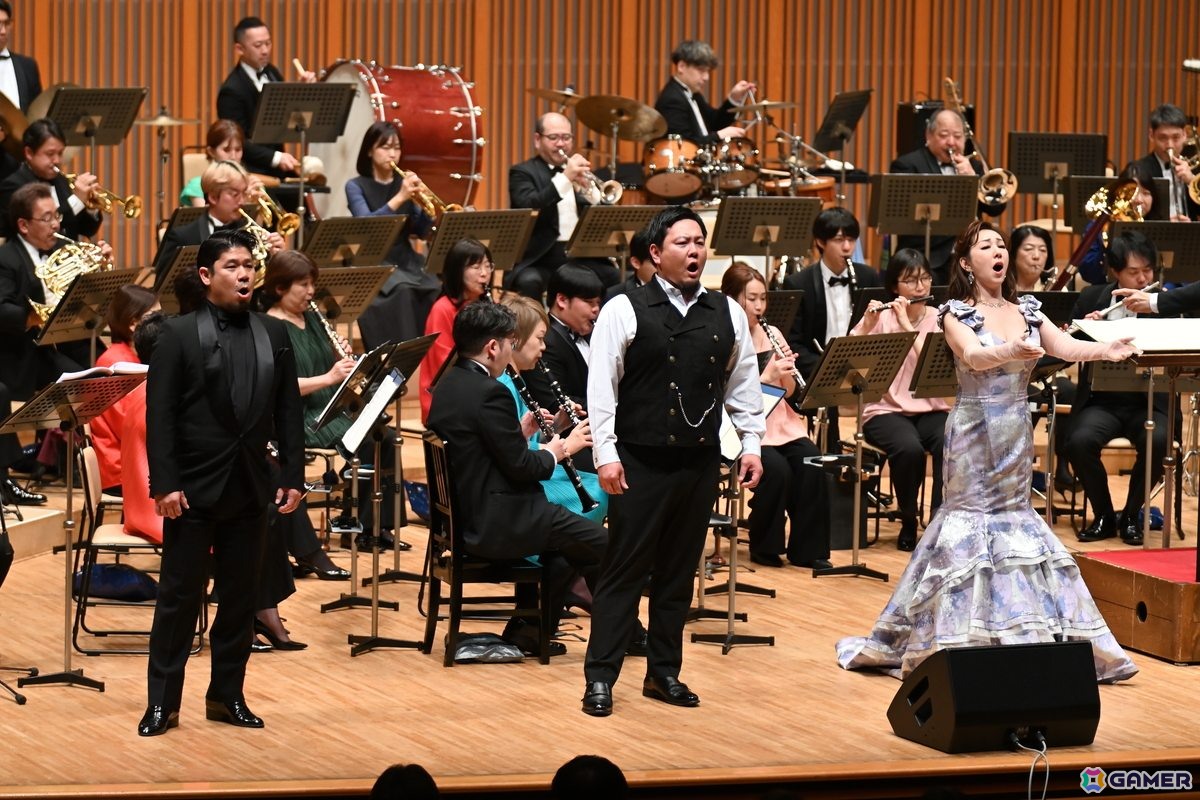 指揮者とシエナ・ウインド・オーケストラの演奏風景