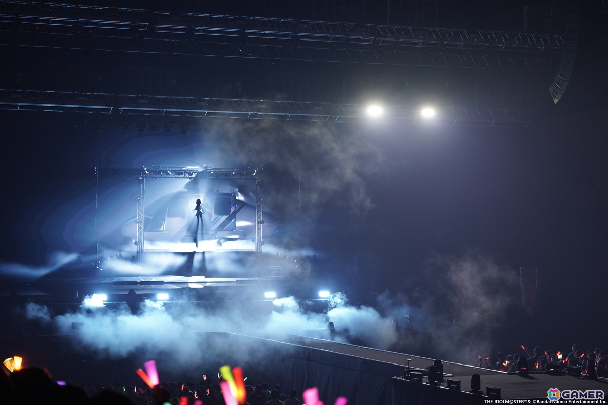 ステージに登場したAIロボットALEV-1とストレイライトのメンバー