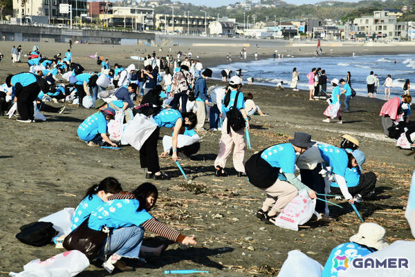「Sky 星を紡ぐ子どもたち」ファン約200名が片瀬東浜海岸周辺のビーチクリーンに参加！集まったマイクロプラスチックごみでプラアート作品を制作の画像2
