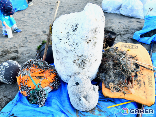 「Sky 星を紡ぐ子どもたち」ファン約200名が片瀬東浜海岸周辺のビーチクリーンに参加！集まったマイクロプラスチックごみでプラアート作品を制作の画像