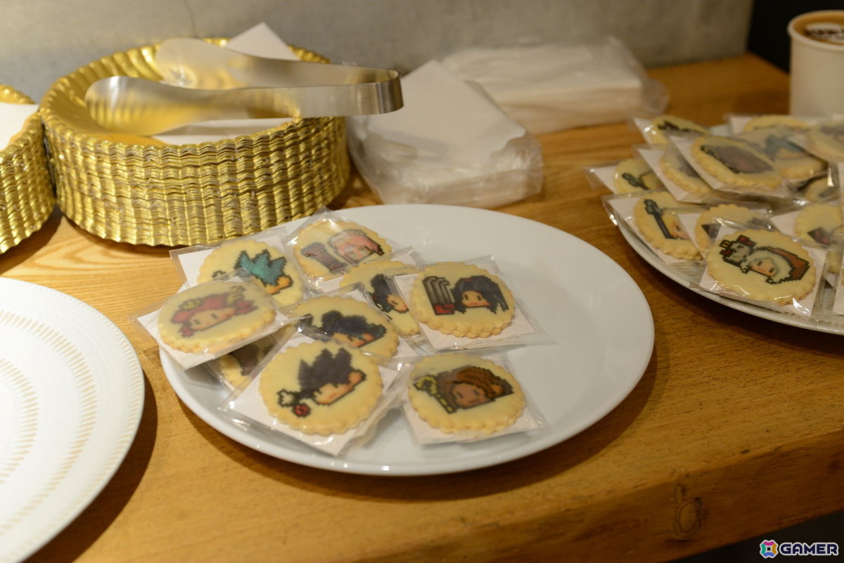 2種類のオリジナルラテアートドリンクと「おかわり」交換券、そしてカップケーキなど、目移りするほど豊富なメニューをご用意。