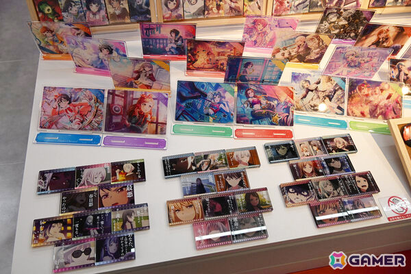 「バンドリ!」初の常設オフィシャルストア「BanG Dream! STORE」内覧会をレポート!描き下ろしのビジュアルや作品の世界観を味わえる内装に注目の画像
