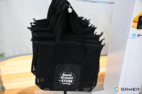 「バンドリ!」初の常設オフィシャルストア「BanG Dream! STORE」内覧会をレポート!描き下ろしのビジュアルや作品の世界観を味わえる内装に注目の画像