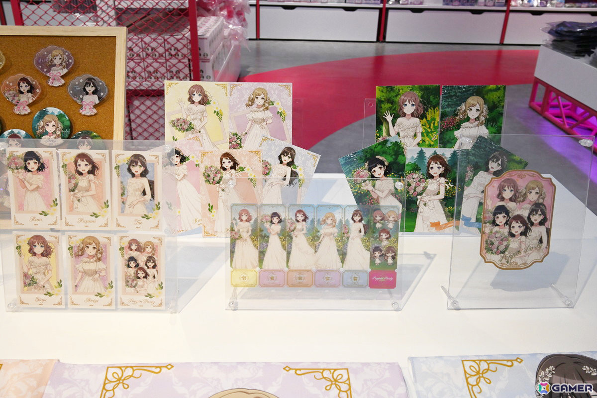 「バンドリ！」初の常設オフィシャルストア「BanG Dream! STORE」内覧会をレポート！描き下ろしのビジュアルや作品の世界観を味わえる内装に注目の画像15