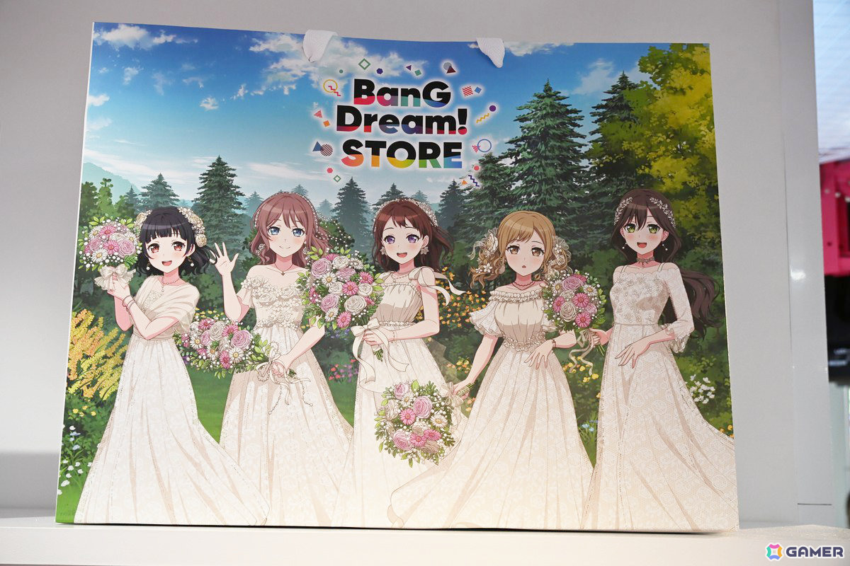 「バンドリ!」初の常設オフィシャルストア「BanG Dream! STORE」内覧会をレポート!描き下ろしのビジュアルや作品の世界観を味わえる内装に注目の画像
