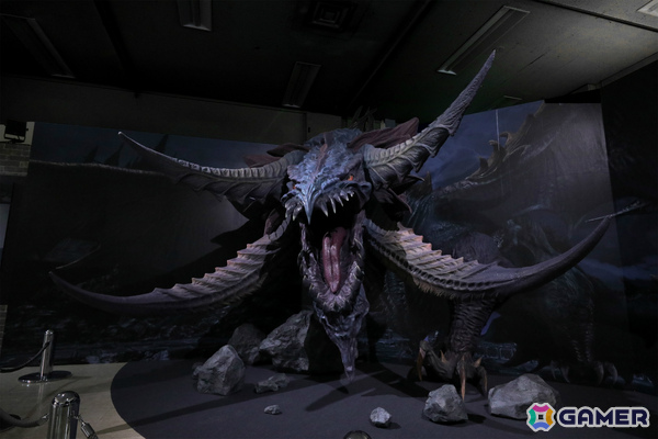 「FFXIV」光の戦士の軌跡展 東京会場のレポートが公開！ニーズヘッグの立体造形やエメトセルクの等身大フィギュア、イマーシブ体験「終焉の戦い」など見どころ満載の画像5