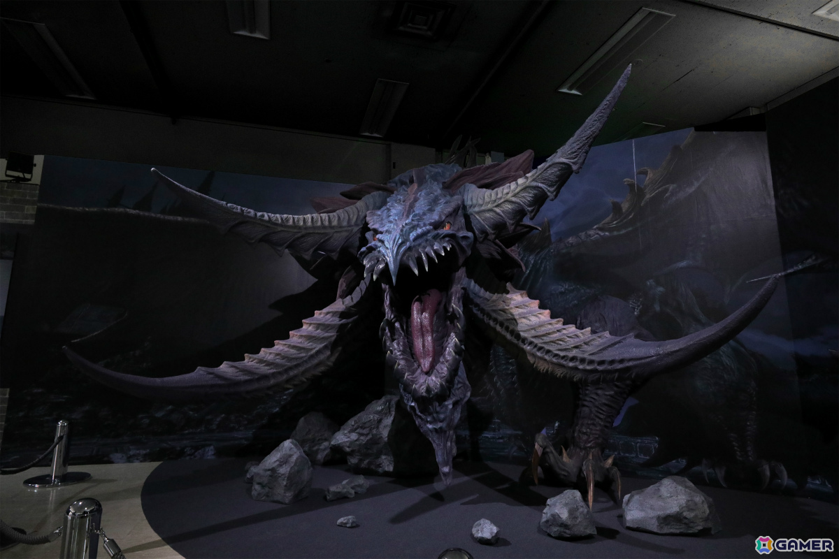 「FFXIV」光の戦士の軌跡展 東京会場のレポートが公開！ニーズヘッグの立体造形やエメトセルクの等身大フィギュア、イマーシブ体験「終焉の戦い」など見どころ満載の画像5