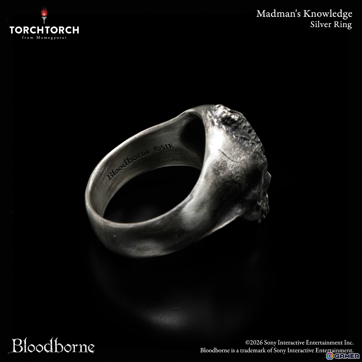 反対側には「Bloodborne」のロゴが。アーム内側の滑らかな指当たりにもこだわりました。