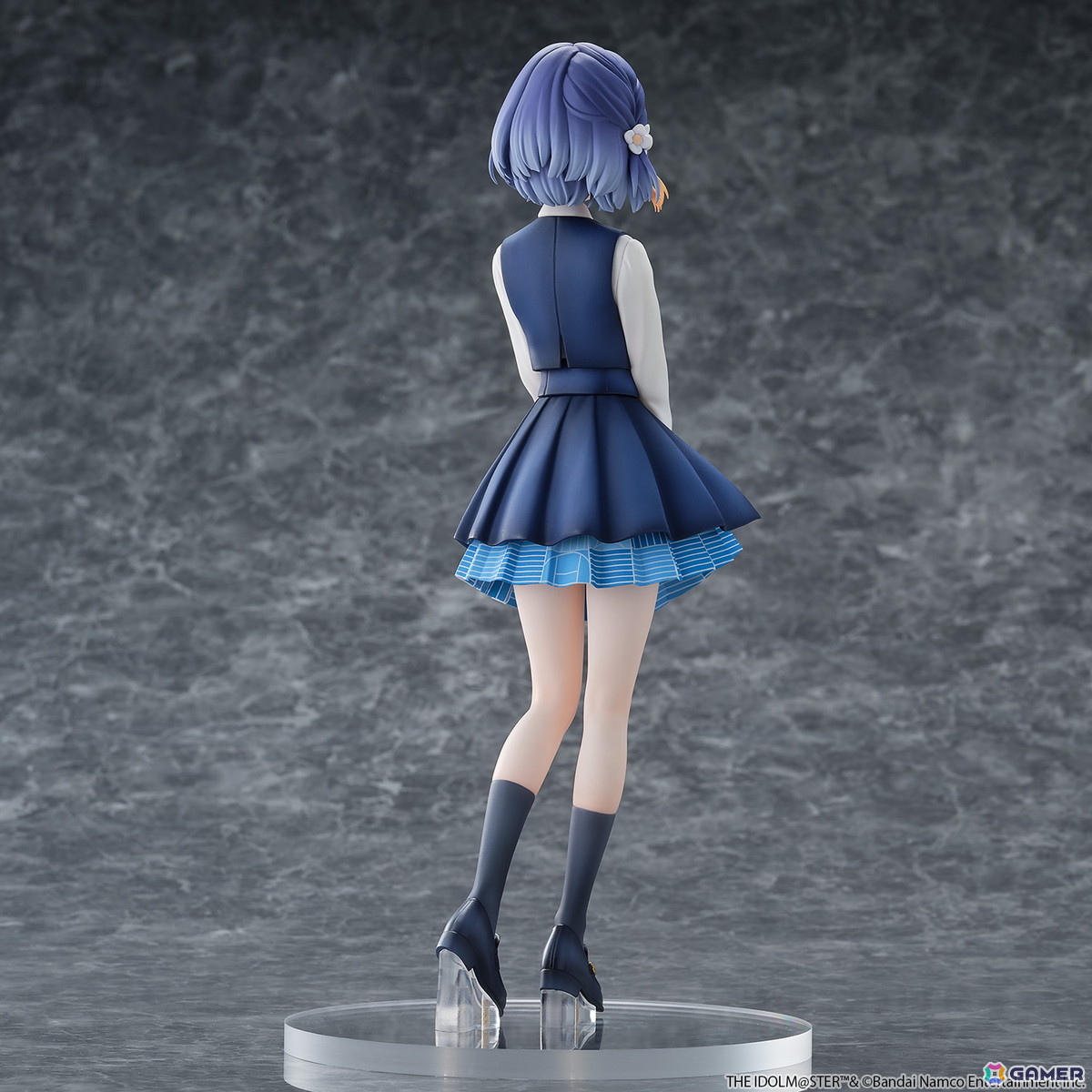 「学マス」世話焼きで柔らかな雰囲気が魅力のアイドル・秦谷美鈴が1/6スケールの完成品フィギュアとなって登場！制服姿で優しく微笑む一瞬を立体化の画像