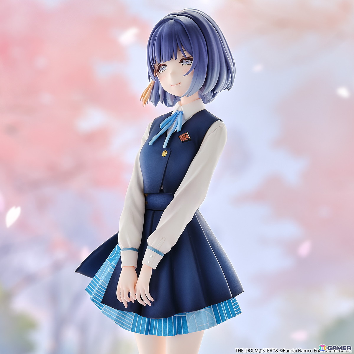 「学マス」世話焼きで柔らかな雰囲気が魅力のアイドル・秦谷美鈴が1/6スケールの完成品フィギュアとなって登場！制服姿で優しく微笑む一瞬を立体化の画像