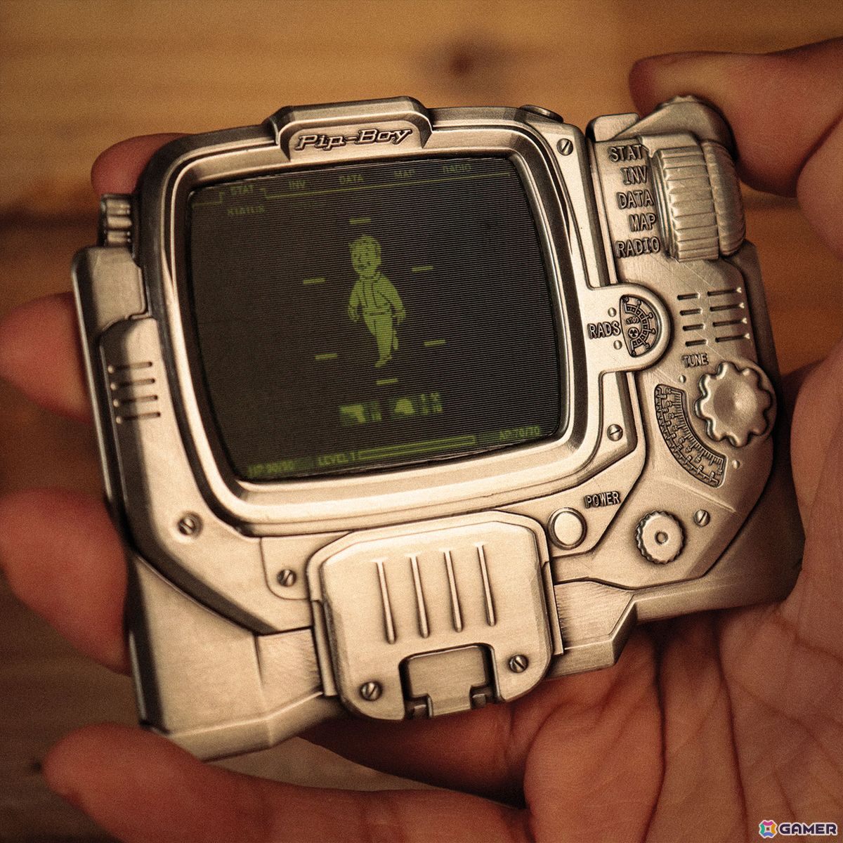 「Fallout mini Collection」がINFOLENS GEEK SHOP池袋パルコ店にて5月22日より開催！ドラマモチーフのアパレルやインテリアグッズがラインナップの画像