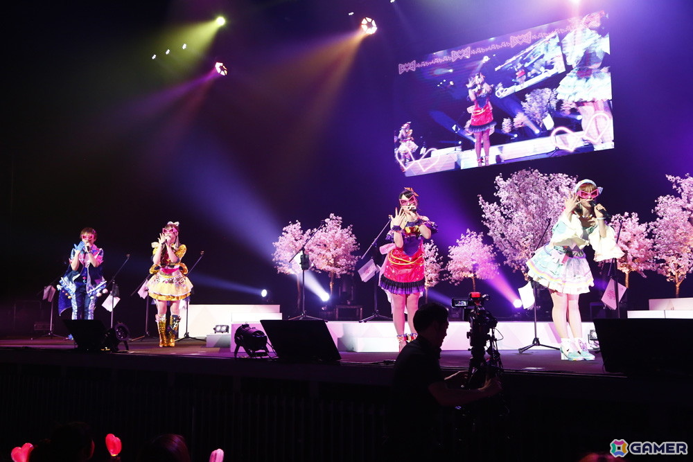 「映画ひみつのアイプリ まんかいバズリウムライブ！」スペシャルイベント Secret Stage ！昼公演オフィシャルレポートが公開！小川華果さん＆叶矢りかさんが初登場の画像