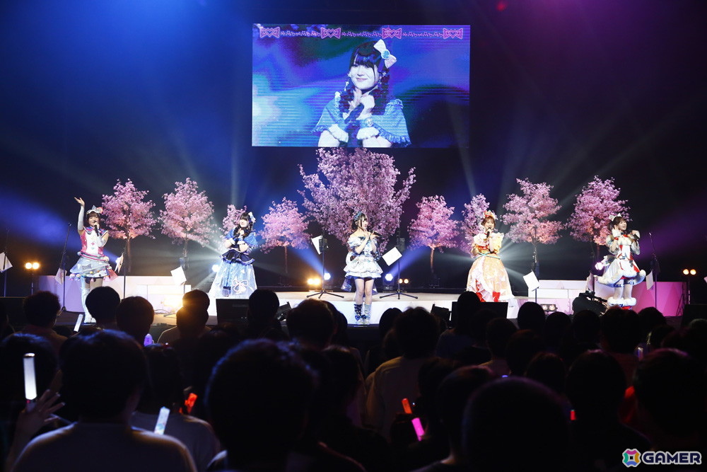 「映画ひみつのアイプリ まんかいバズリウムライブ！」スペシャルイベント Secret Stage ！昼公演オフィシャルレポートが公開！小川華果さん＆叶矢りかさんが初登場の画像