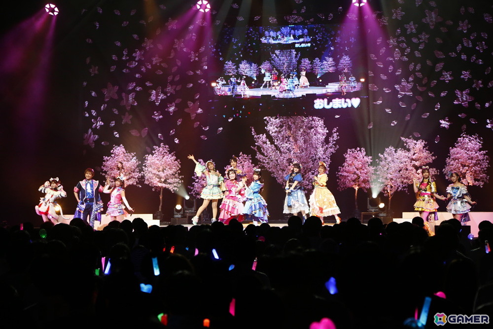 「映画ひみつのアイプリ まんかいバズリウムライブ！」スペシャルイベント Secret Stage ！昼公演オフィシャルレポートが公開！小川華果さん＆叶矢りかさんが初登場の画像