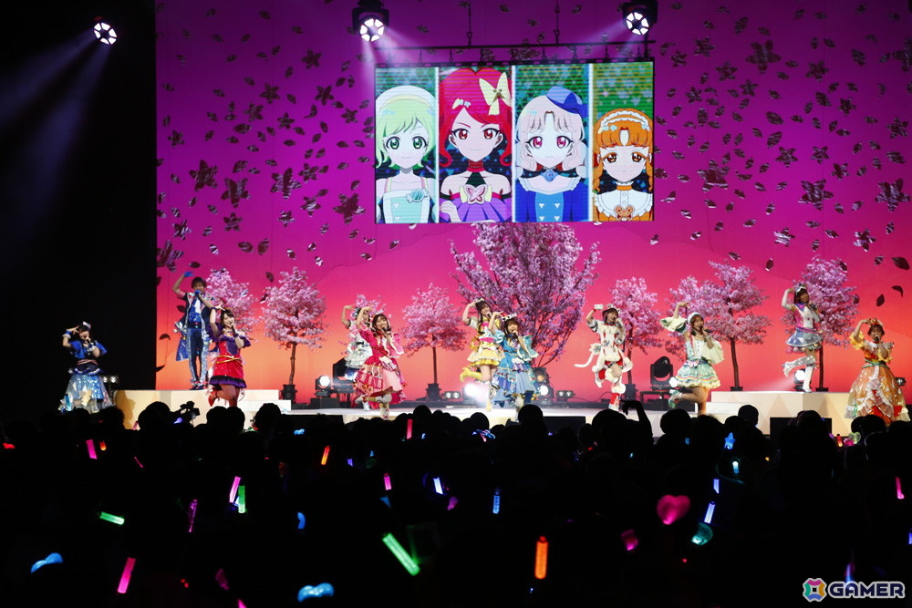 「映画ひみつのアイプリ まんかいバズリウムライブ！」スペシャルイベント Secret Stage ！昼公演オフィシャルレポートが公開！小川華果さん＆叶矢りかさんが初登場の画像