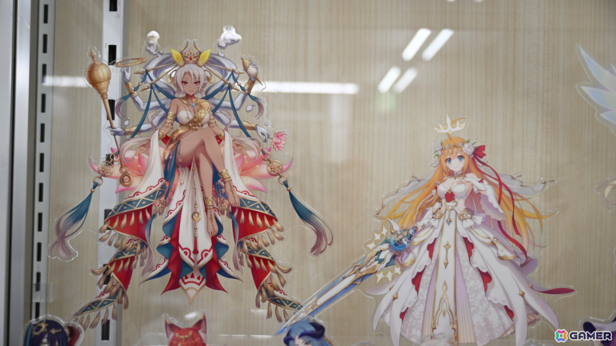 「プリコネR」8周年を記念したアニメイトオンリーショップの店内を紹介！蒼井翔太さん着用のカイザーインサイト衣装や「ツボゲームIII～復活のS～」美術品などの展示もの画像