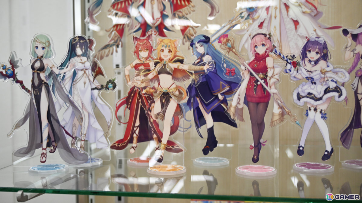 「プリコネR」8周年を記念したアニメイトオンリーショップの店内を紹介！蒼井翔太さん着用のカイザーインサイト衣装や「ツボゲームIII～復活のS～」美術品などの展示もの画像