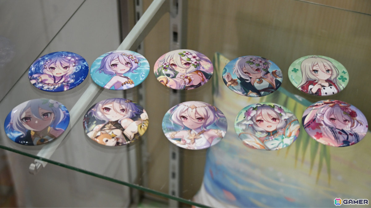 「プリコネR」8周年を記念したアニメイトオンリーショップの店内を紹介！蒼井翔太さん着用のカイザーインサイト衣装や「ツボゲームIII～復活のS～」美術品などの展示もの画像