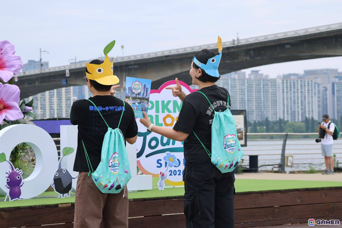参加者に配られたナップサックを背負って記念撮影