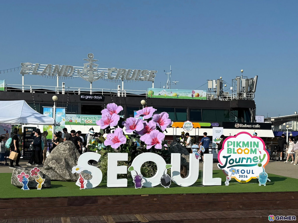 Eランドクルーズ(漢江遊覧船)前の青色ハイビスカスとピクミンたちのオブジェ