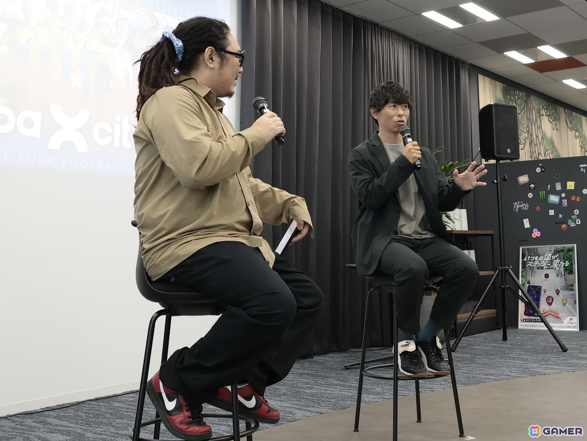 （左から、MCのサッカーライタータツさん、佐藤寿人さん）