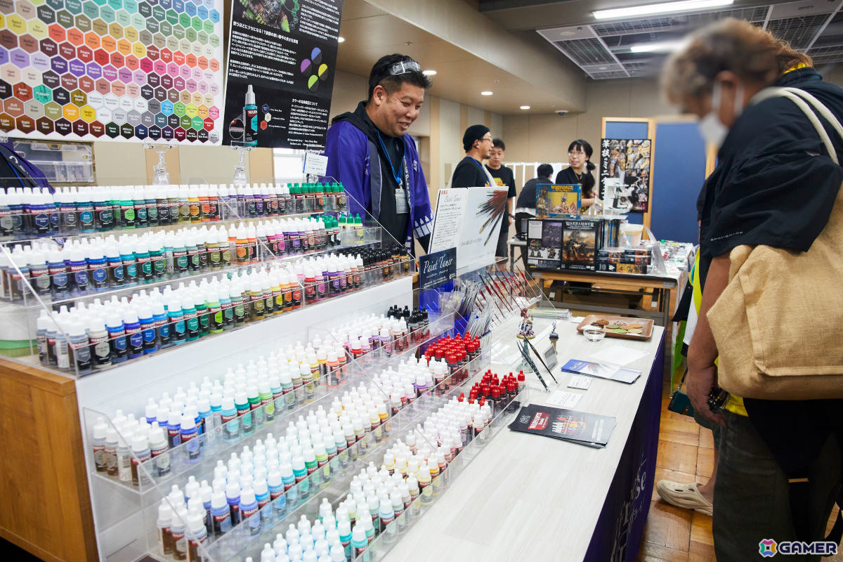 ミニチュアをペイントする水性アクリル塗料も多種出展