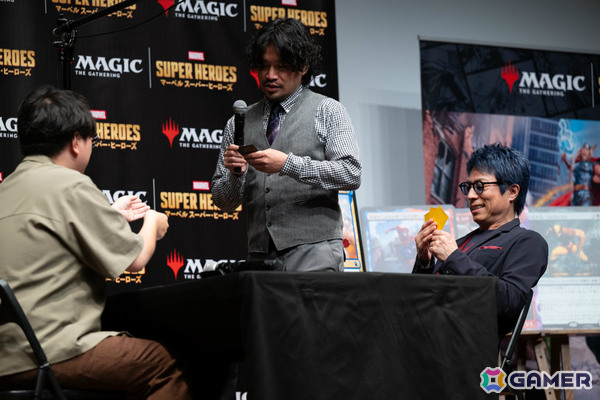 「マジック:ザ・ギャザリング | マーベル スーパー・ヒーローズ」発売PRイベントが開催!田村淳さんがマジックプロ・行弘賢さんといち早く対戦の画像