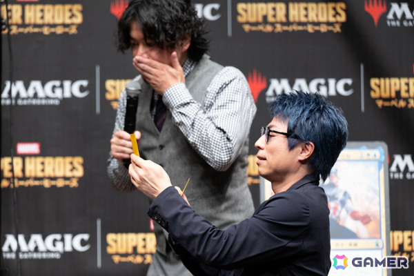 「マジック:ザ・ギャザリング | マーベル スーパー・ヒーローズ」発売PRイベントが開催!田村淳さんがマジックプロ・行弘賢さんといち早く対戦の画像