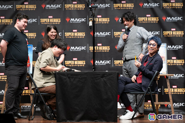 「マジック:ザ・ギャザリング | マーベル スーパー・ヒーローズ」発売PRイベントが開催!田村淳さんがマジックプロ・行弘賢さんといち早く対戦の画像