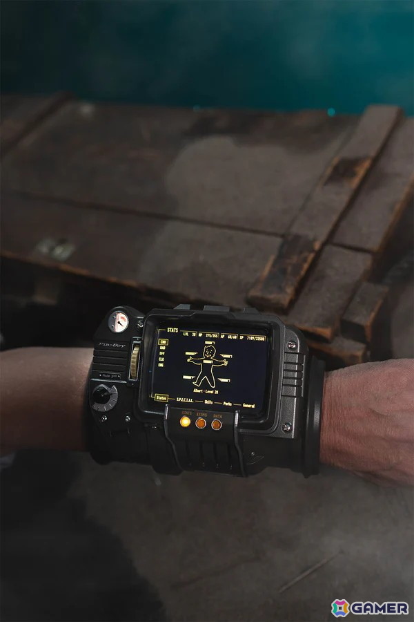 装着可能＆完全動作する「Fallout Pip-Boy 3000 レプリカ」が発売！ゲーム内ミニゲームや時計機能などを搭載の画像
