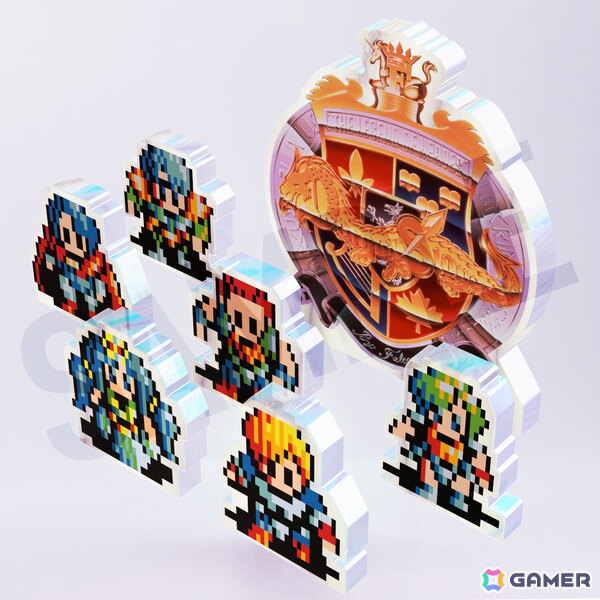 「ドラゴンスレイヤー英雄伝説」8bitレトロゲーム風のピクセルアートで描かれたキャラクター、ロゴのアクスタ/キーホルダーが予約受付開始!の画像
