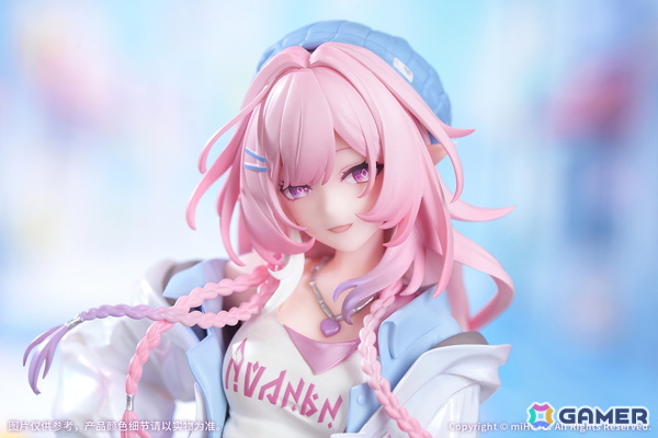 「崩壊：スターレイル」より「キュレネ 素敵な休日 Ver.」が1/8スケールフィギュアとなって登場！ブルーとピンクを基調とした台座にはキュレネのサインをデザインの画像2