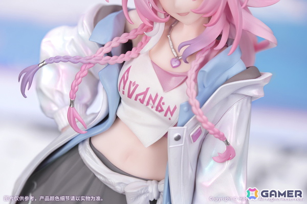 「崩壊：スターレイル」より「キュレネ 素敵な休日 Ver.」が1/8スケールフィギュアとなって登場！ブルーとピンクを基調とした台座にはキュレネのサインをデザインの画像3