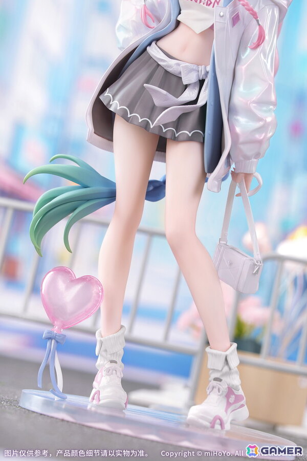 「崩壊：スターレイル」より「キュレネ 素敵な休日 Ver.」が1/8スケールフィギュアとなって登場！ブルーとピンクを基調とした台座にはキュレネのサインをデザインの画像4