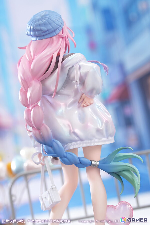 「崩壊：スターレイル」より「キュレネ 素敵な休日 Ver.」が1/8スケールフィギュアとなって登場！ブルーとピンクを基調とした台座にはキュレネのサインをデザインの画像5