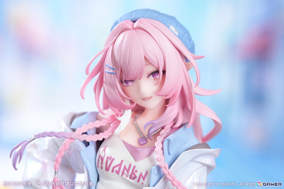 「崩壊：スターレイル」より「キュレネ 素敵な休日 Ver.」が1/8スケールフィギュアとなって登場！ブルーとピンクを基調とした台座にはキュレネのサインをデザインの画像