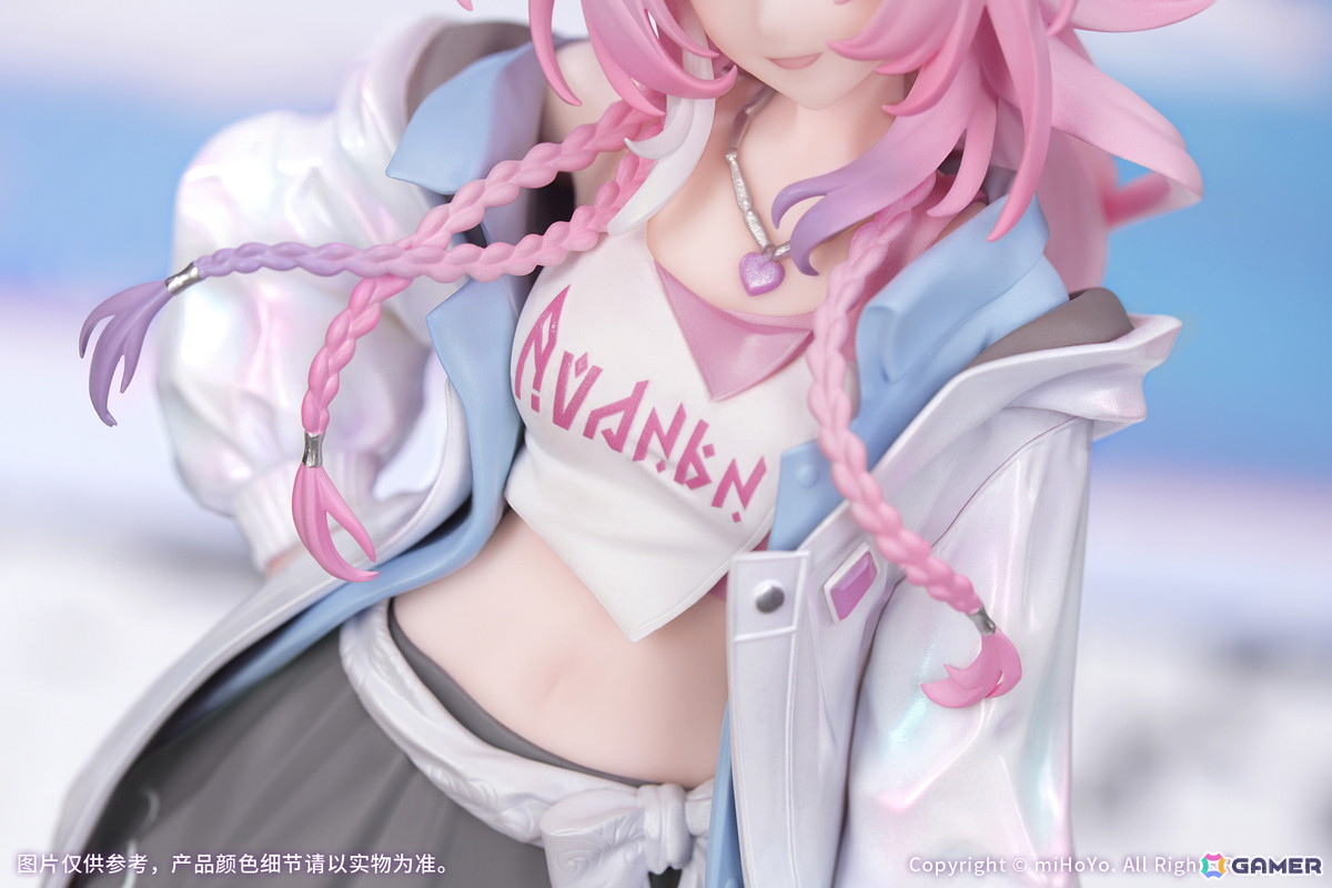 「崩壊：スターレイル」より「キュレネ 素敵な休日 Ver.」が1/8スケールフィギュアとなって登場！ブルーとピンクを基調とした台座にはキュレネのサインをデザインの画像