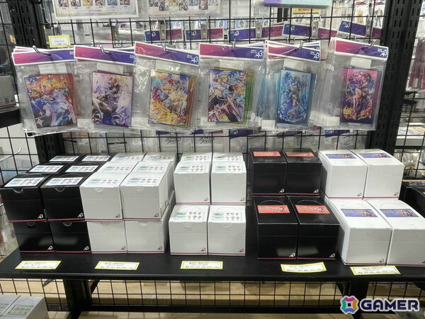 「黒猫のウィズ」梅雨をテーマにしたグッズの販売がeeo Store 池袋本店で開始！アクリルぷちスタンドやクリアケースなどがラインナップの画像3