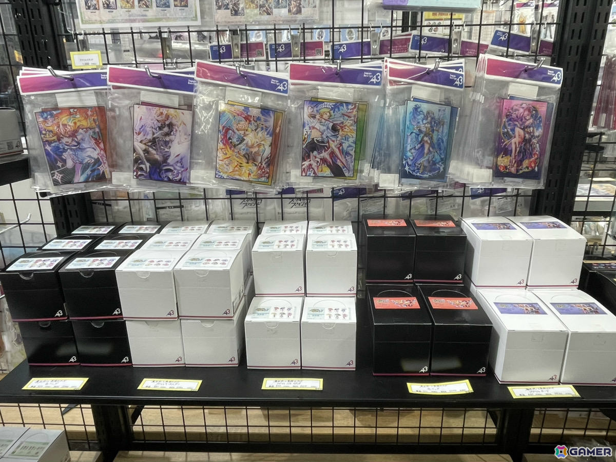 「黒猫のウィズ」梅雨をテーマにしたグッズの販売がeeo Store 池袋本店で開始！アクリルぷちスタンドやクリアケースなどがラインナップの画像