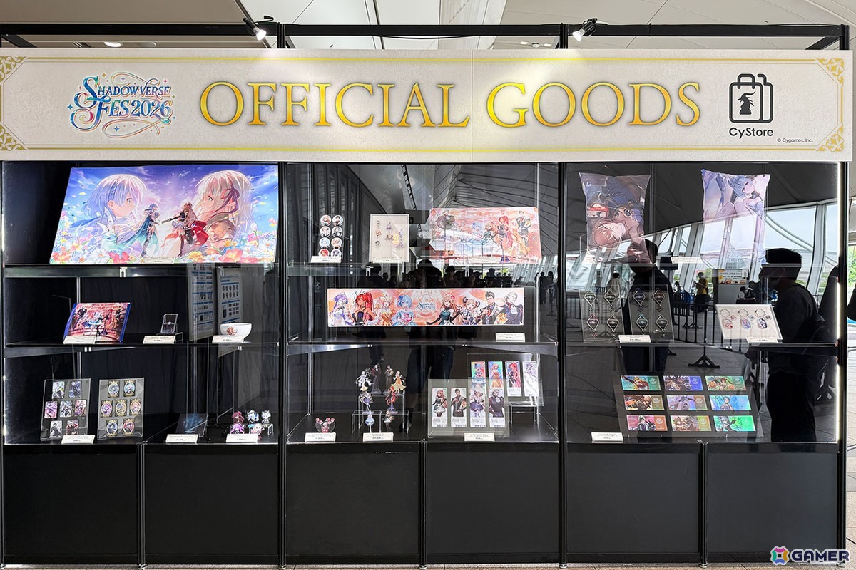 受付を抜けると、オフィシャルグッズが展示されたコーナーにたどり着く。