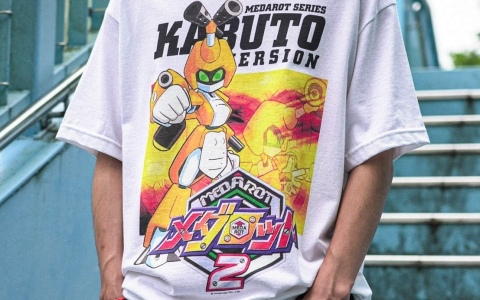 DANと「メダロット2」による公式コラボTシャツの受注販売が開始！1999年当時のゲームパッケージを再現、味わい深く経年変化していく