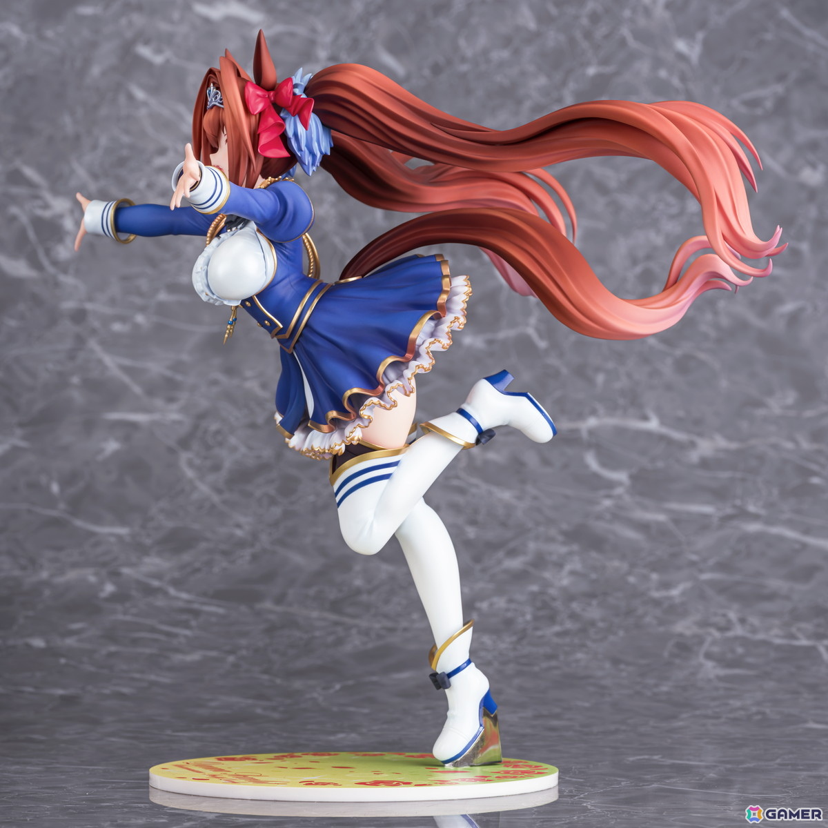 「ウマ娘」のサポートカード［緋色の君へ風が吹く］をモチーフにダイワスカーレットが1/7スケールでフィギュア化！オプションのジュエルシールで情景感がアップの画像