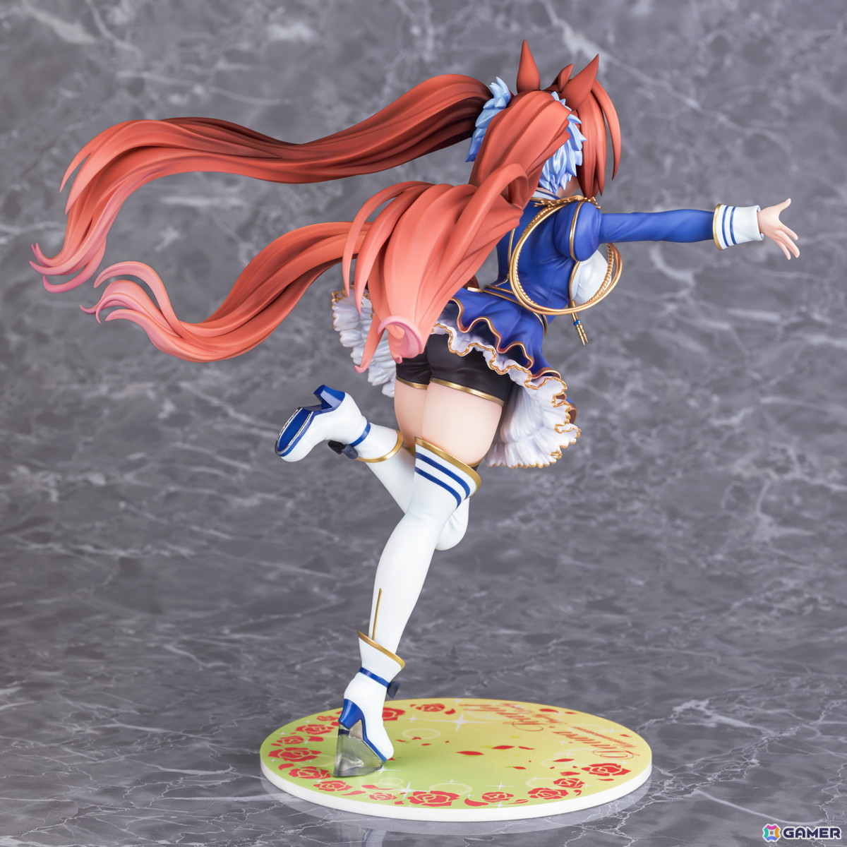 「ウマ娘」のサポートカード［緋色の君へ風が吹く］をモチーフにダイワスカーレットが1/7スケールでフィギュア化！オプションのジュエルシールで情景感がアップの画像