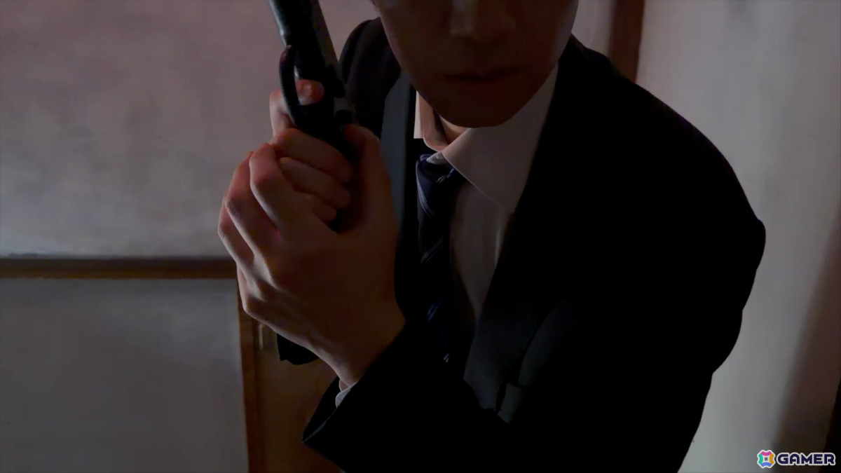 空き家に潜入する捜査官