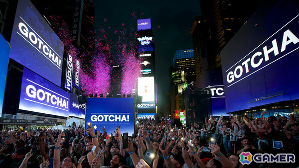 「Pokémon GO」10周年を祝うサプライズイベントがニューヨーク・タイムズスクエアで開催!1,000人以上のトレーナーがメガミュウツーYに挑むの画像