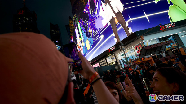 「Pokémon GO」10周年を祝うサプライズイベントがニューヨーク・タイムズスクエアで開催!1,000人以上のトレーナーがメガミュウツーYに挑むの画像